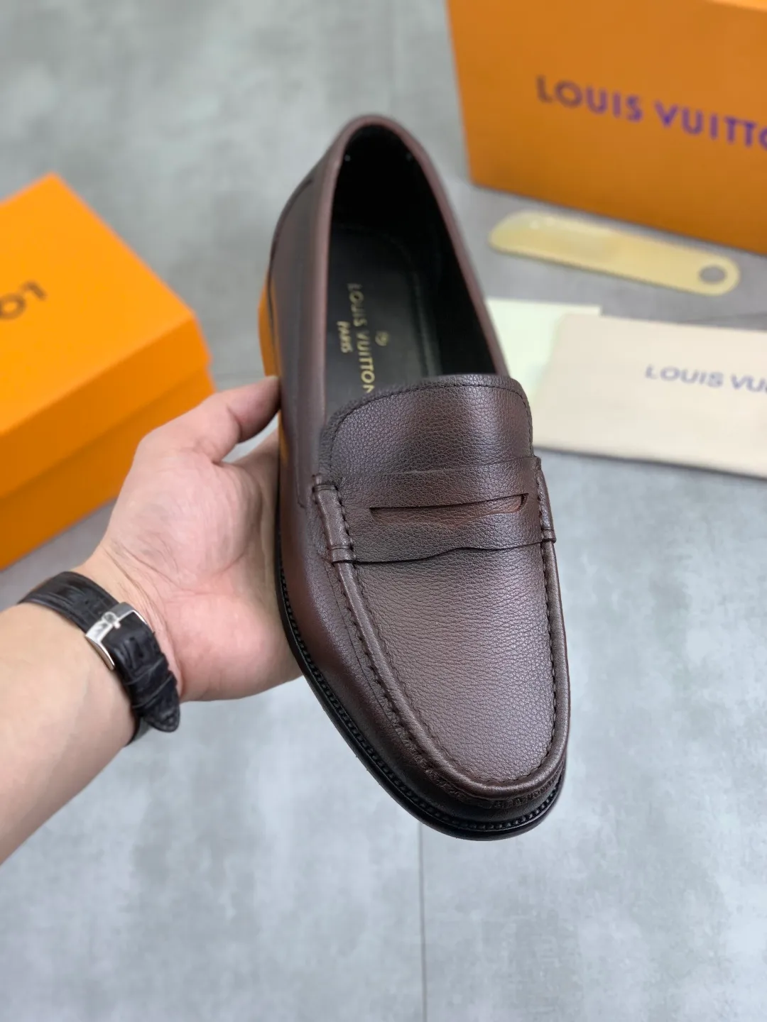 Men's men's shoes 💰P520 New style 💶[LOUIS VUITTON] Water-dyed Niuli Original order New style 🍀LV Louis Vuitton *——Top version of LV classic leather shoes! Made of imported original calfskin, original leather side strips and wear-resistant high-end rubber outsole! High quality products! Color: Black optional Size: 39-44 (45 customized)